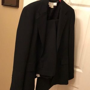 Beautiful Zara women’s suit, sleeves didn’t fit so never got to wear it.